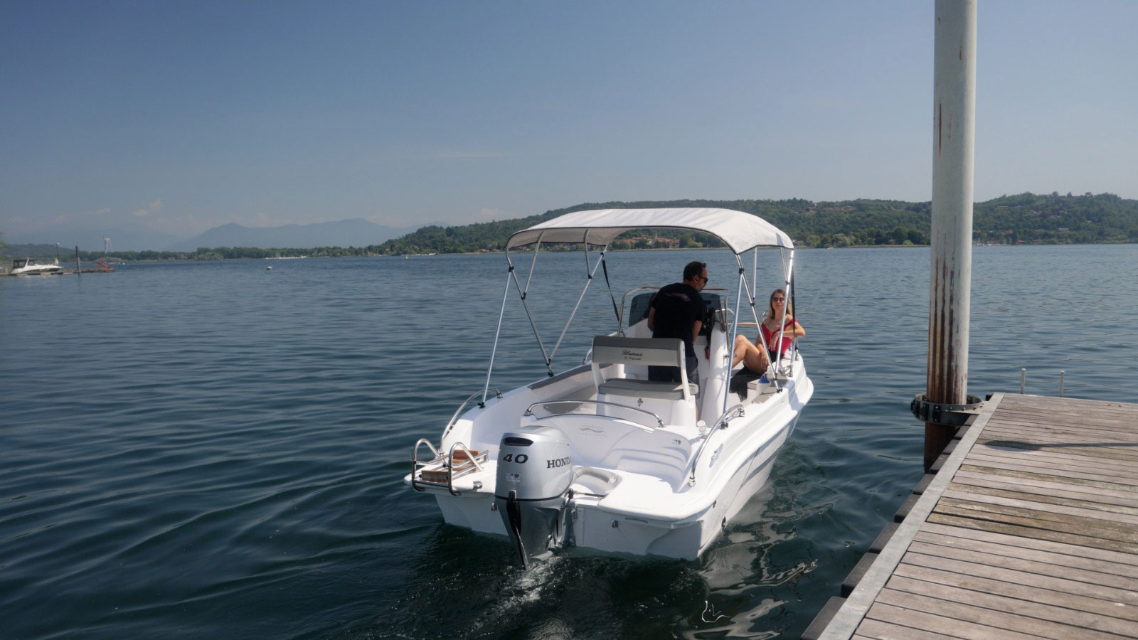 Blumax 19 Pro fianco al pontile sul Lago Maggiore
