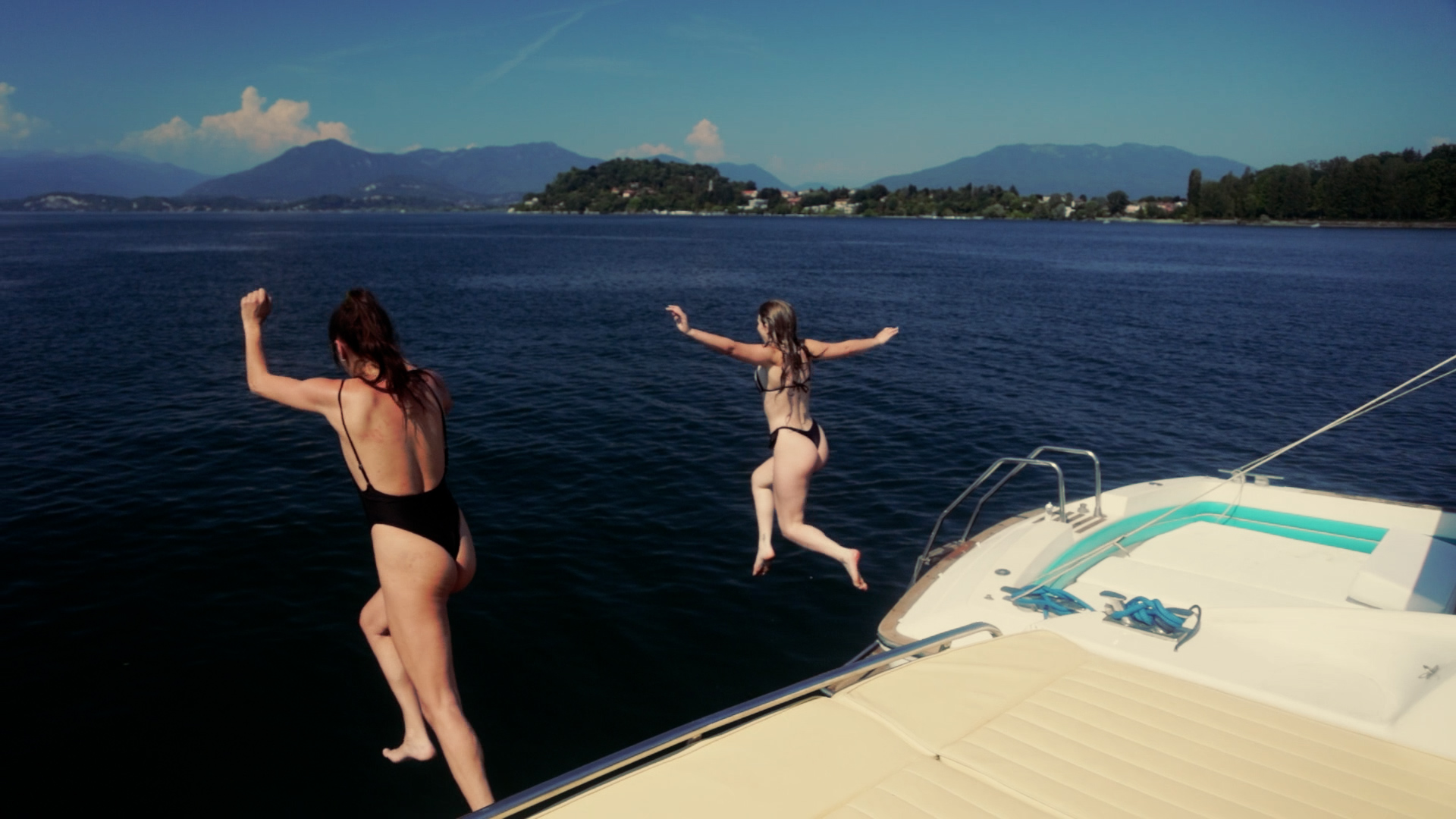 Tuffo dalla barca sul Lago Maggiore, Isole Borromee sullo sfondo
